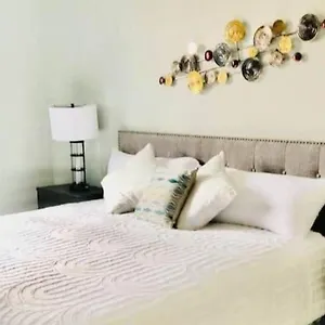 The Hamptons Vacational In New Kingston. Apartment